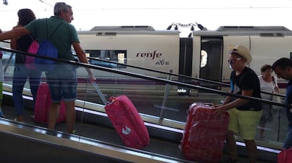 Passengers on the high-speed AVE in Atocha (Madrid).