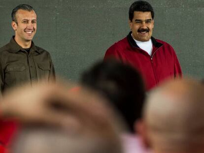 Foto tirada em 31 de janeiro de 2017 mostra o presidente Nicolas Maduro (dir.) e seu vice-presidente, Tareck El Aissami, em um ato com trabalhadoras na PDVSA 