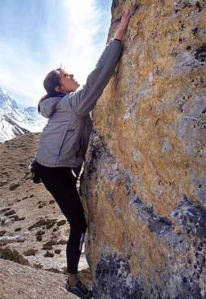 Edurne Pasaban acompaña al alpinista vitoriano Juan Oiarzabal, que capitanea la última expedición de &#39;Al filo de lo imposible&#39; al Himalaya paquistaní, logrando la cumbre del Gasherbrum I y II.