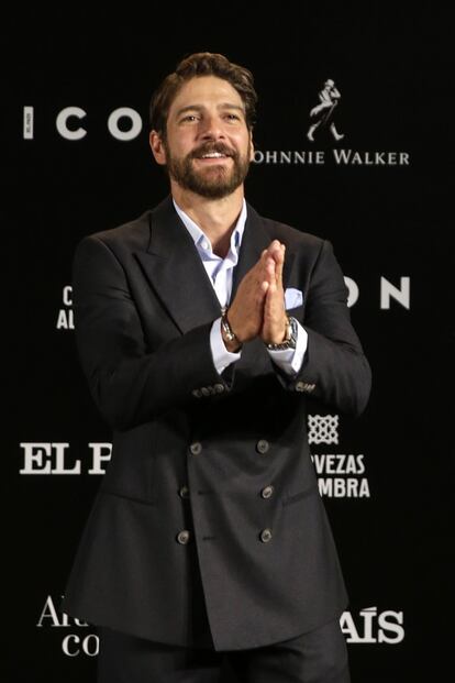 El actor Félix Gómez, vestido de Emporio Armani.