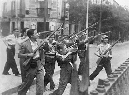 Un grupo de republicanos durante la Guerra Civil española en Madrid.
