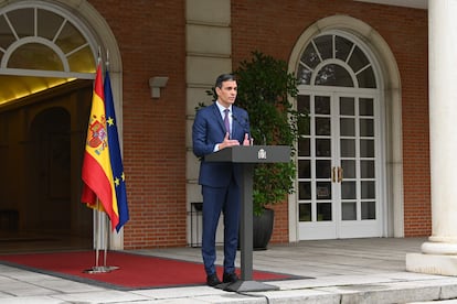 Pedro Sánchez, durante su comparecencia en La Moncloa este lunes, en una foto distribuida por La Moncloa.