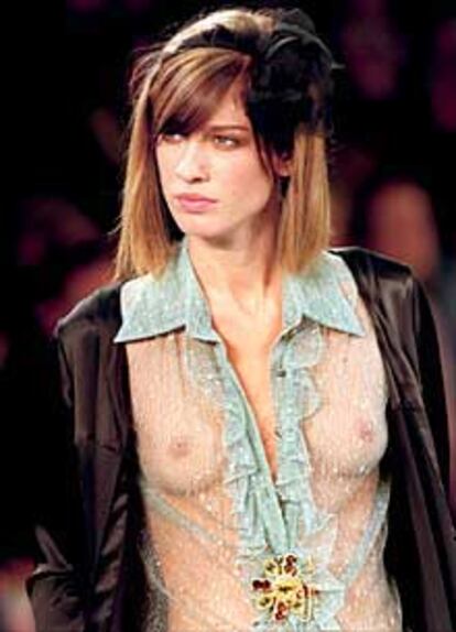 Una modelo presenta en París una de las creaciones de Chanel para la primavera/verano de 2002.