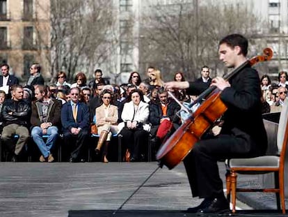 El violonchelista Antonio Martín Acevedo interpreta el <i>Canto de los pájaros</i>, de Pau Casals, en la inauguración del monumento a las víctimas.