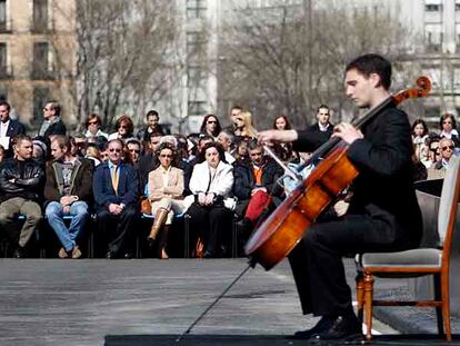 El violonchelista Antonio Martín Acevedo interpreta el <i>Canto de los pájaros</i>, de Pau Casals, en la inauguración del monumento a las víctimas.