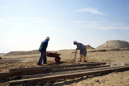 Dos trabajadores se afanan en uno de los yacimientos que forman el complejo de Saqqara.