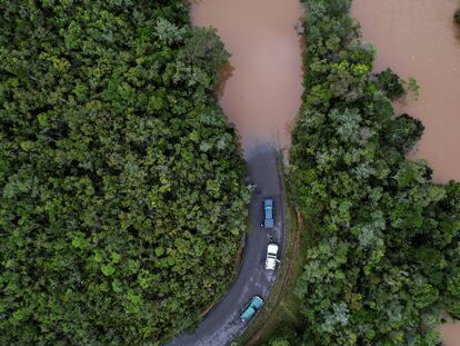 Coches detenidos ante una zona inundada, tras tocar tierra el ciclón Batsirai en febrero de 2022, en una carretera de Vohiparara, Madagascar.