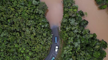 Coches detenidos ante una zona inundada, tras tocar tierra el ciclón Batsirai en febrero de 2022, en una carretera de Vohiparara, Madagascar.