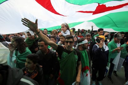 Manifestantes protestan el pasado viernes contra el Gobierno en Argel. 