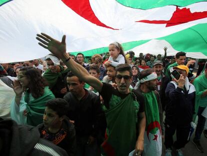 Manifestantes protestan el pasado viernes contra el Gobierno en Argel. 