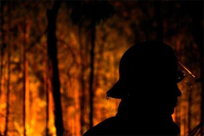 Un bombero trabaja en la extinción del incendio de Viana do Castelo, en el norte de Portugal