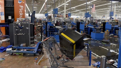 Una tienda Walmart en Filadelfia vandalizada durante las protestas por la muerte de Walter Wallace a manos de la policía, el miércoles.