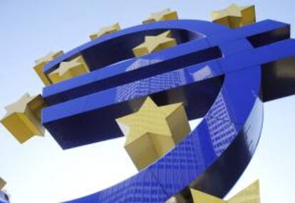 Fotografa de archivo tomada el 2 de marzo de 2012 que muestra el logotipo del euro frente al Banco Central Europeo en Frncfort (Alemania). EFE/Archivo