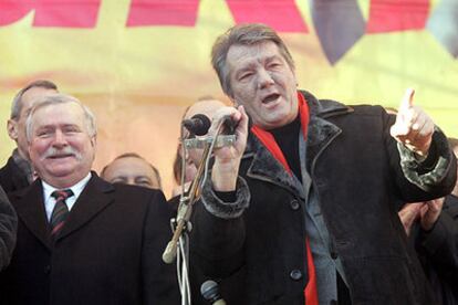 Víktor Yúshenko se dirige a sus partidarios en Kiev acompañado por el ex presidente polaco Lech Walesa.