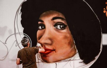 Un artista realiza un grafiti durante la anterior edición de Mulafest.