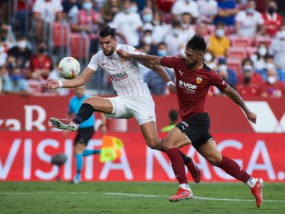 Mir hace una vaselina para lograr el tercer gol del Sevilla ante el Valencia.