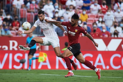 Mir hace una vaselina para lograr el tercer gol del Sevilla ante el Valencia.