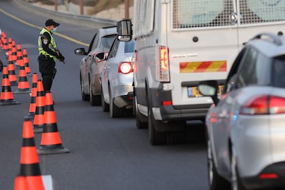 Un policía controla el confinamiento, el viernes en la carretera de Tel Aviv a Jerusalén.