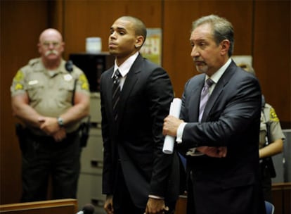Chris Brown durante el juicio