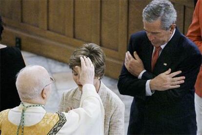 George W. Bush y su esposa, Laura, asisten a una misa en la catedral de San Luis, Nueva Orleans, en el primer aniversario del huracán Katrina.