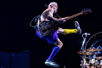 Flea pegando un salto con su bajo. 

