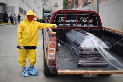 El trabajador de una funeraria en el hospital Los Ceibos en Guayaquil (Ecuador)