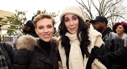La actriz Scarlett Johansson y, a la derecha, la cantante Cher, en la marcha de las mujeres en Washington.