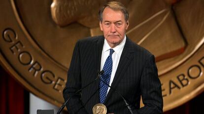 Charlie Rose recebe prêmio em 2014