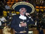 Vicente Fernández, durante una actuación.