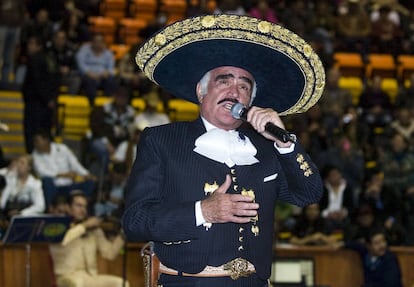 Vicente Fernández, durante una actuación.