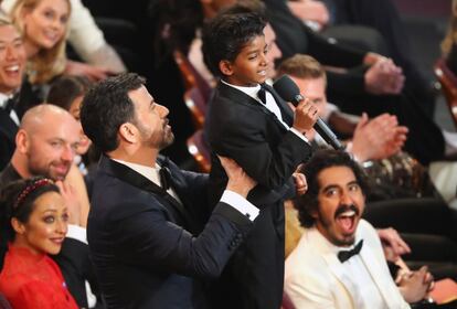 El presentador de la gala Kimmy Jimmel levanta al joven actor Sunny Pawar.