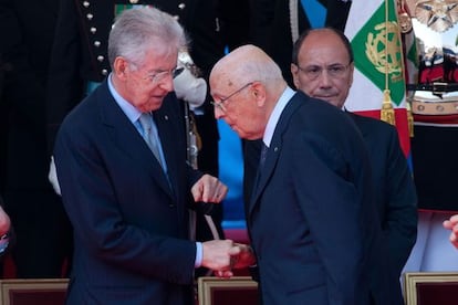 Mario Monti y Giorgio Napolitano charlan durante la celebraci&oacute;n de la fundaci&oacute;n de la Rep&uacute;blica el pasado 2 de junio.