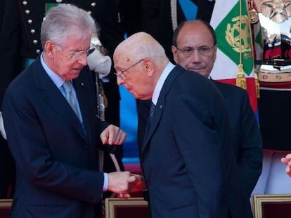Mario Monti y Giorgio Napolitano charlan durante la celebraci&oacute;n de la fundaci&oacute;n de la Rep&uacute;blica el pasado 2 de junio.