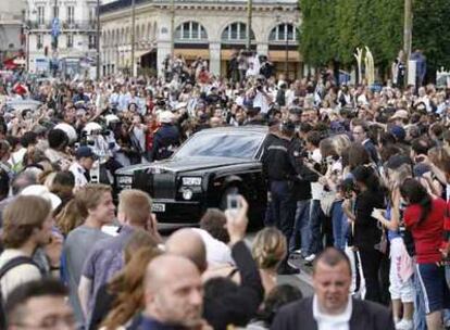 Llegada de los novios a la ceremonia de la boda en la iglesia de Saint-Germain-l&#39;Auxerrois, en el centro de París.