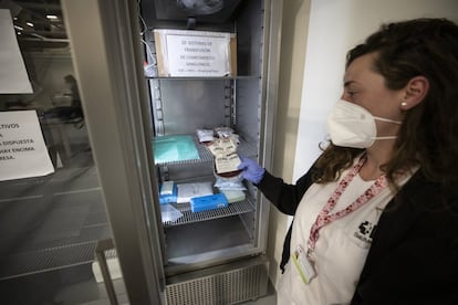 Una empleada del laboratorio muestra una bolsa con concentrado de hematíes para una transfusión sanguínea. El laboratorio del Hospital Zendal realiza la mayoría de análisis a través del Hospital de la Paz. 