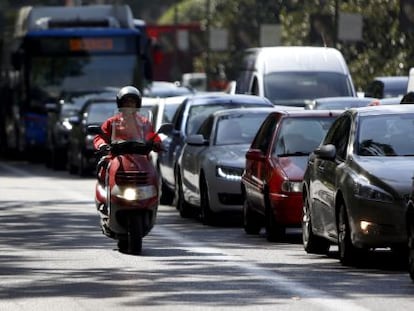 Un ciclomotor circula por el centro de Madrid el pasado viernes.