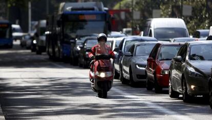 Un ciclomotor circula por el centro de Madrid el pasado viernes.