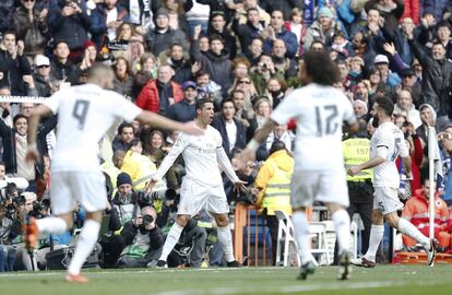 Partido de Liga entre el Real Madrid y el Sporting de Gijón en el estadio Santiago Bernabéu de Madrid. Ronaldo marca su segundo gol y lo celebra con sus compañeros.