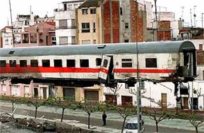 Uno de los vagones siniestrados, durante los trabajos de retirada.