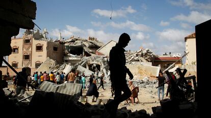 Un edificio derruido tras un ataque israelí en Rafah, el domingo. 