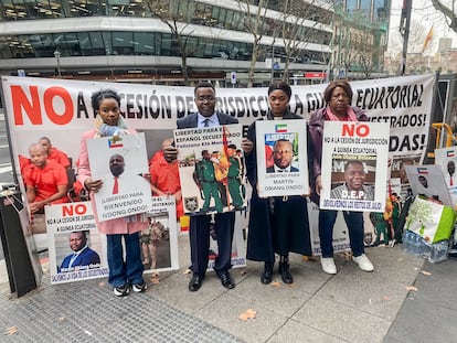 Familiares de los secuestrados por un hijo de Teodoro Obiang, presidente de Guinea Ecuatorial, exhiben este jueves sus fotografías frente a la Audiencia Nacional.