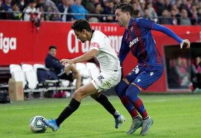 Navas protege el balón ante Campaña.