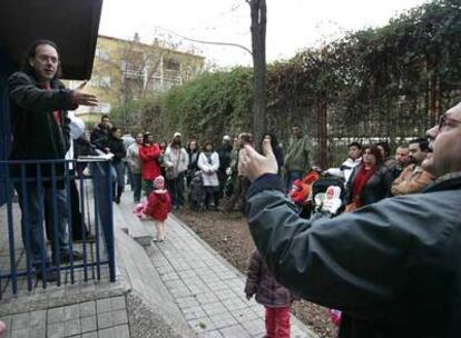 Reunión de padres de alumnos de la guardería Valle del Oro clausurada por la Comunidad por problemas estructurales.