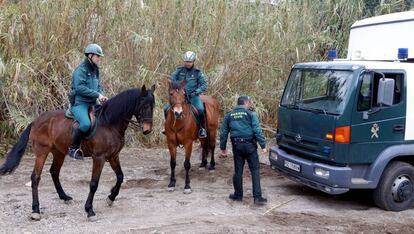 Agentes de la Guardia Civil participan en la búsqueda de Gabriel Cruz en la zona próxima a la depuradora en la que apareció una camiseta interior de color blanco que está siendo analizada para determinar si es del menor, el 3 de marzo de 2018.