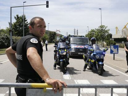 Un policia davant la fàbrica francesa on s'ha produït l'atemptat aquest divendres.