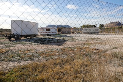 Caravanas en el asentamiento ilegal de la Cañada del Fenollar, Alicante.