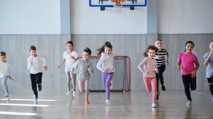 Niños y niñas en una clase de gimnasia.