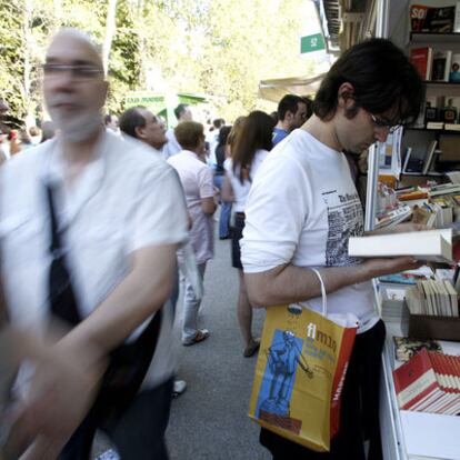 Visitantes en la Feria del Libro de Madrid.