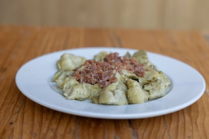 En Tómate el placer, se puede elegir entre cinco primeros y cinco segundos, más la bebida, el postre o café y el pan. En la foto, otro de los primeros, alcachofas con jamón. 