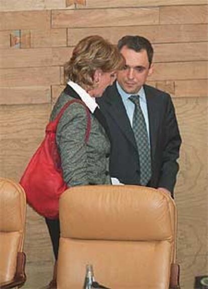 Esperanza Aguirre y Rafael Simancas, poco antes de iniciarse la sesión de constitución de la Asamblea.

 / GORKA LEJARCEGI
